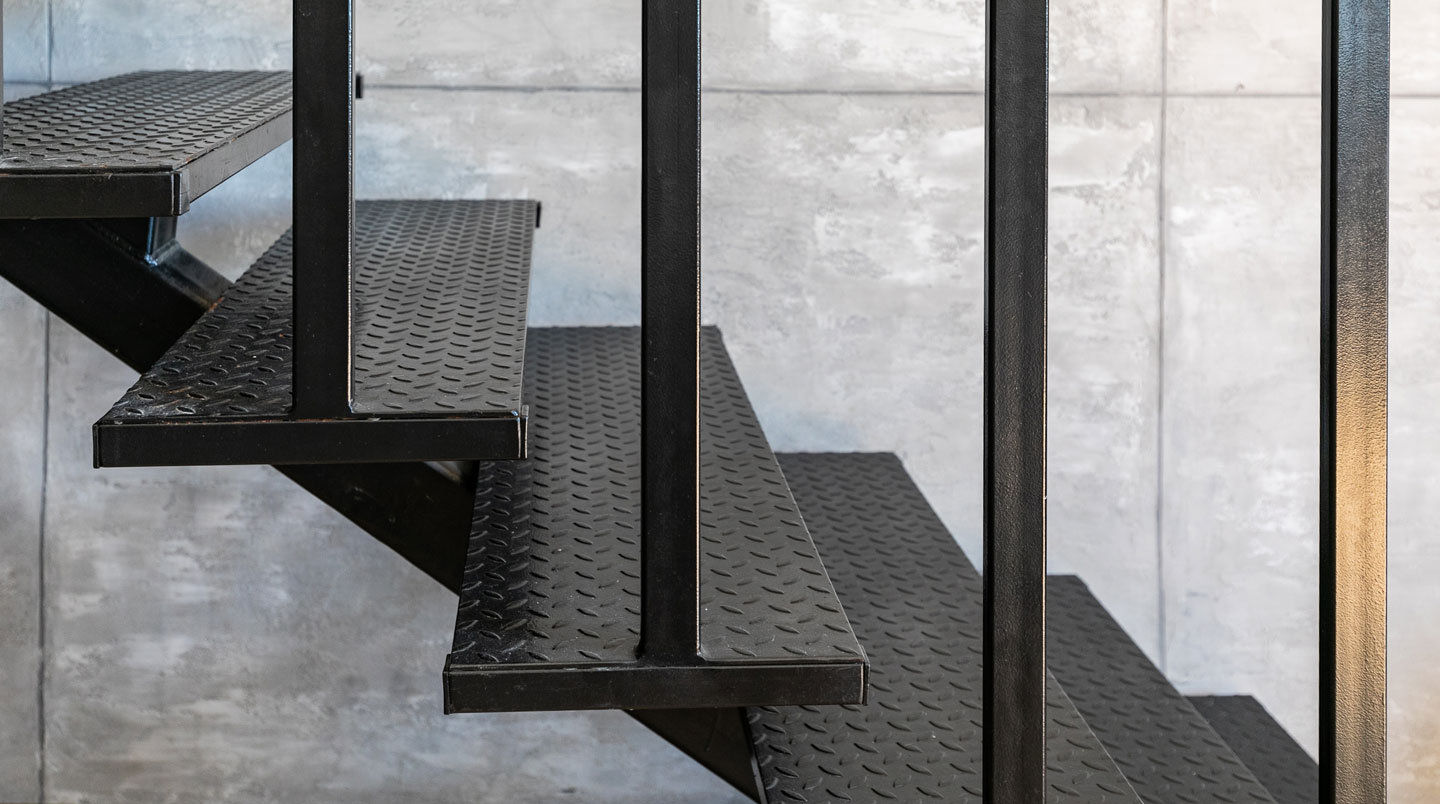 Comparaison visuelle côte à côte de texture aluminium striée à gauche et acier galvanisé perforé à droite